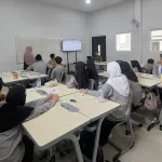 Trilingual (Bahasa Indonesia, Inggris, dan Arab)